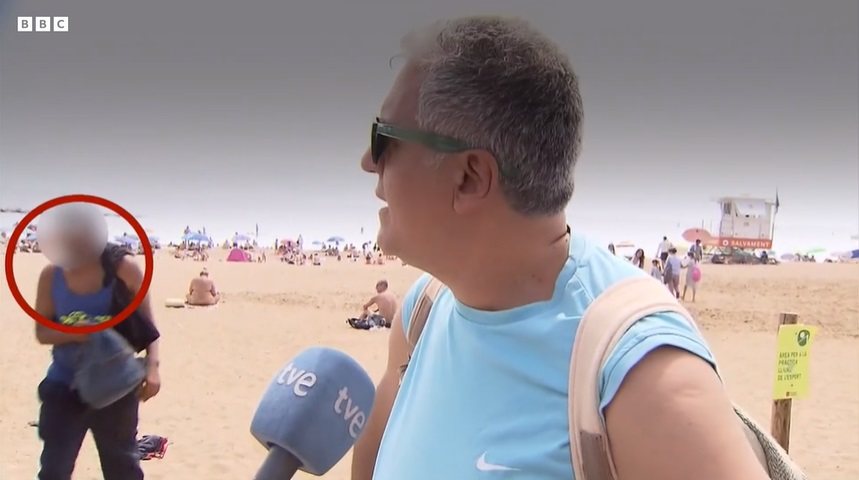 Un hoț a furat o geantă de pe plajă, în timpul unei transmisiuni live la TV