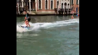 Doi tineri au făcut schi nautic pe celebrul Canal Grande din Veneția
