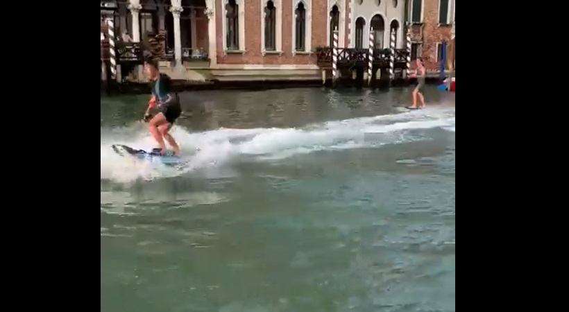 VIDEO Doi tineri au făcut schi nautic pe celebrul Canal Grande din Veneția. Primarul orașului: „Doi imbecili aroganți”