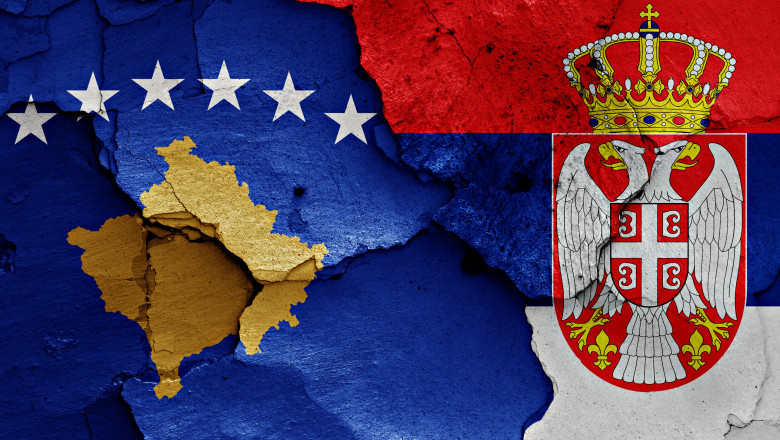 steagurile kosovo și serbia pe un zid scorojit