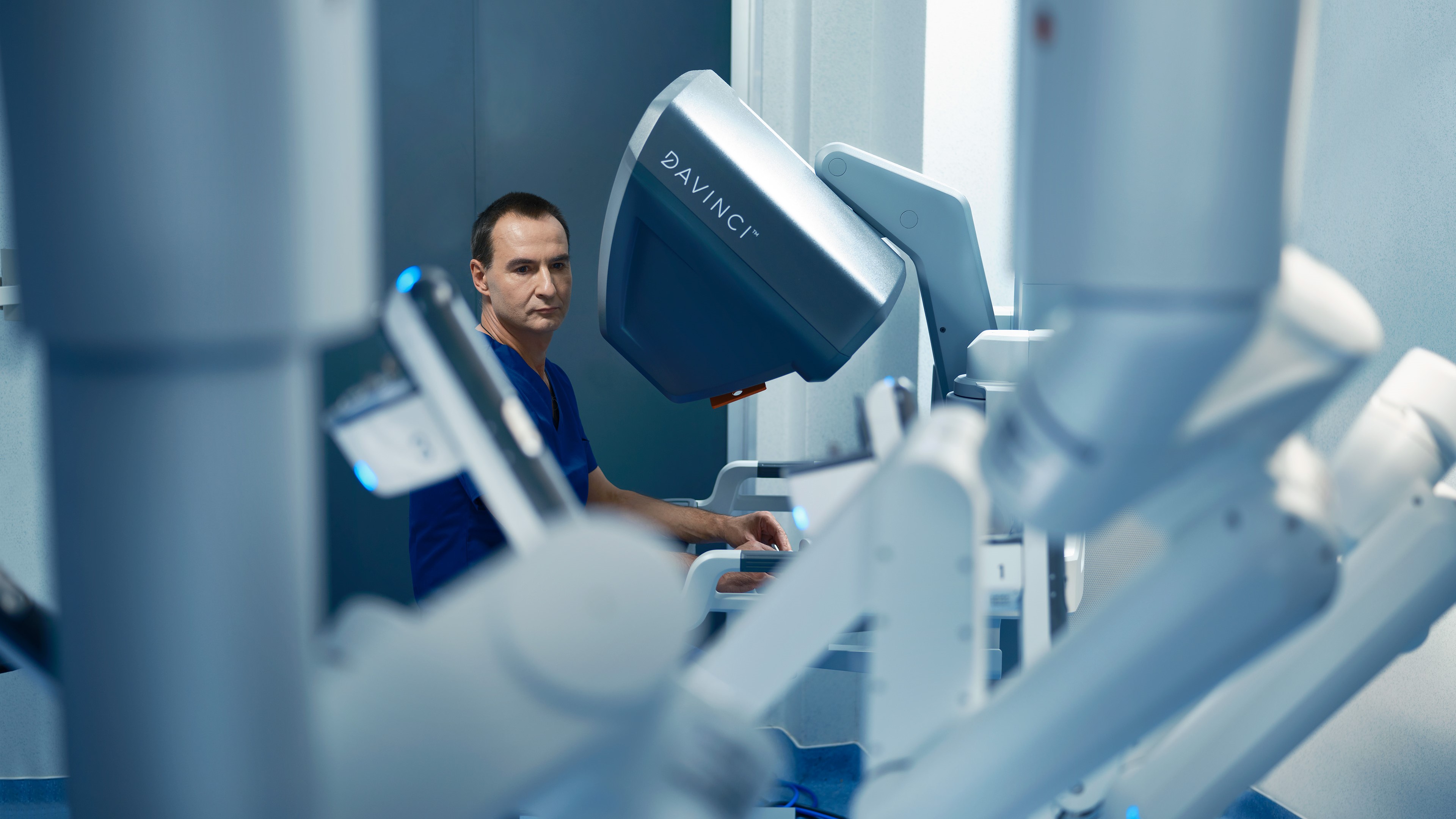 PREMIERĂ: Hernie incizională gigantă, operată robotic prin cea mai modernă tehnică chirurgicală de reconstrucție a peretelui abdominal