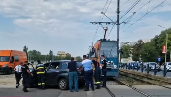 Un șofer nu a acordat prioritate unui începător și a provocat un accident care a blocat toată linia 41
