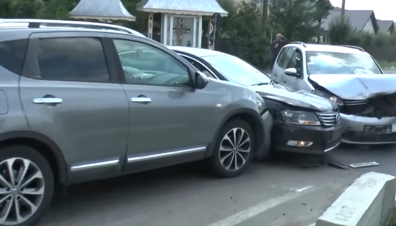 Trei mașini s-au ciocnit în timpul unui reportaj TV despre "una dintre cele mai periculoase intersecții"