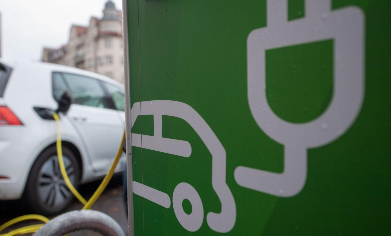 Vânzările de mașini electrice și hybrid au depășit pentru prima dată în România pe cele cu motoare diesel