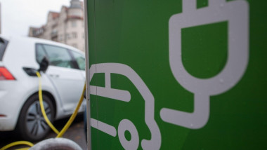 Halle, Germany. 05th Nov, 2021. PRODUCTION - 05 November 2021, Saxony-Anhalt, Halle (Saale): Electric cars are charged at a charging station on the Universittsring in Halle/Saale. The charging options for electric cars in Saxony-Anhalt are manageable; som