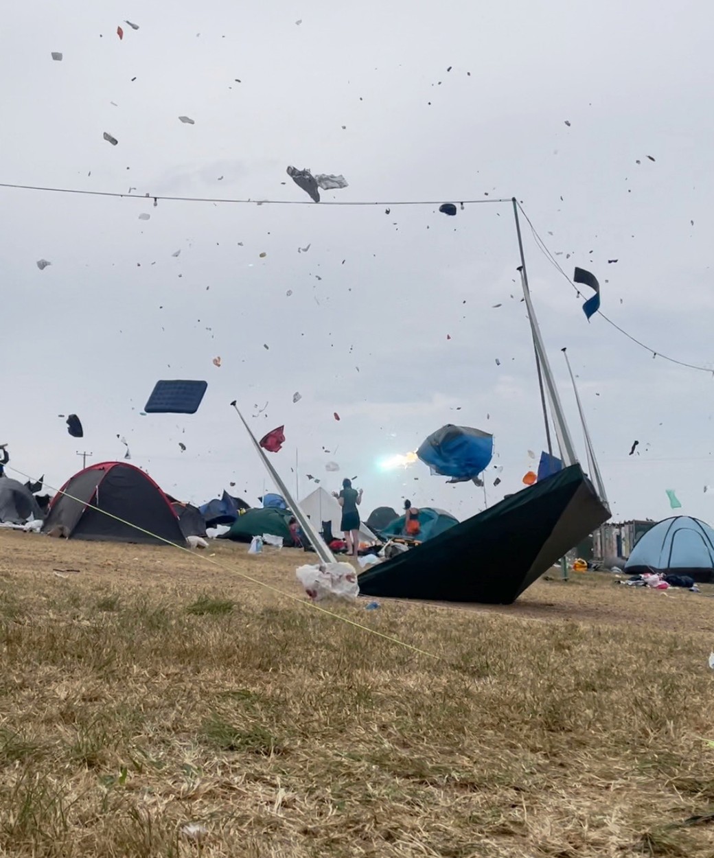 O tornadă a devastat totul în calea ei la un festival în Marea Britanie. Oamenii spun că gardurile și corturile au fost luate pe sus