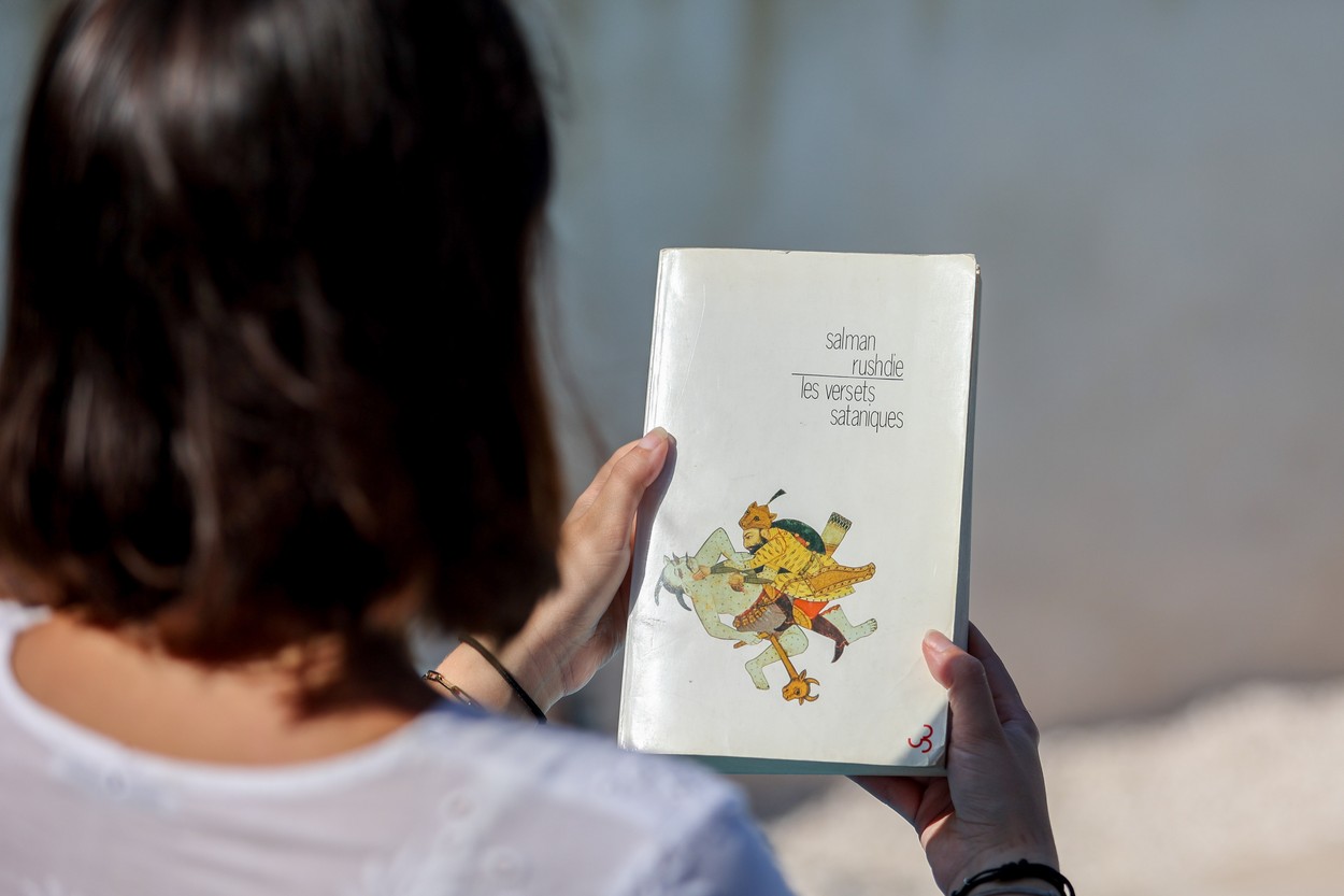 Atacatorul lui Salman Rushdie spune că a citit doar 2 pagini din Versetele Satanice, cartea pentru care a încercat să-l omoare pe autor