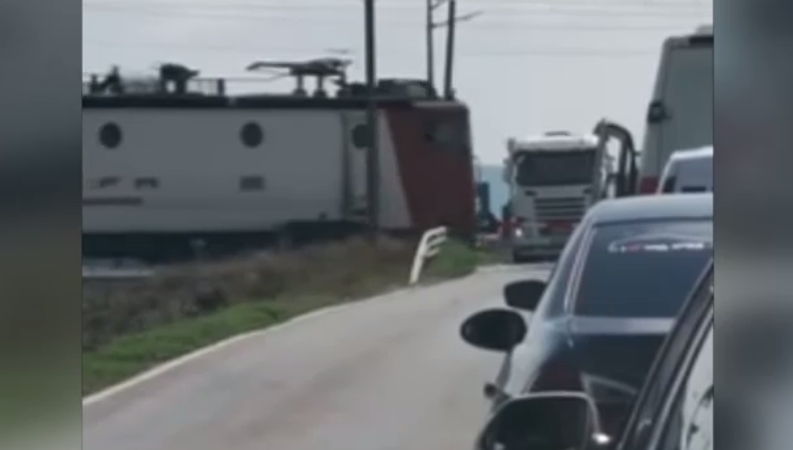 VIDEO. Tren filmat cum se târăște pe șine cu 10-15 km/oră. Șoferii au așteptat 15 minute la barieră