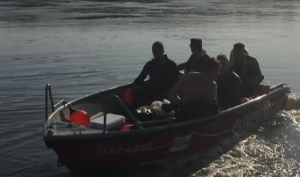 O fată de 16 ani a fost salvată de la înec din Dunăre de cetățeni bulgari cu o barcă. Prietenul ei, dat dispărut, e căutat de scafandri