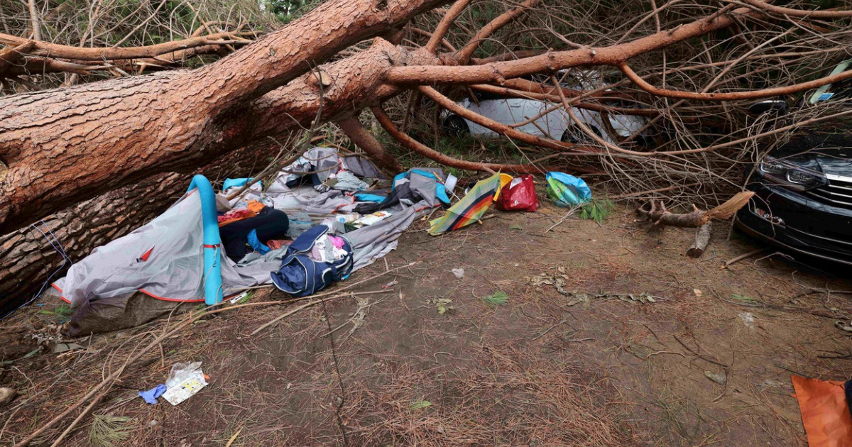 Forti tempeste in Italia, Francia e Austria hanno ucciso 13 persone, compresi bambini.  In Corsica il vento soffiava a 220 km/h