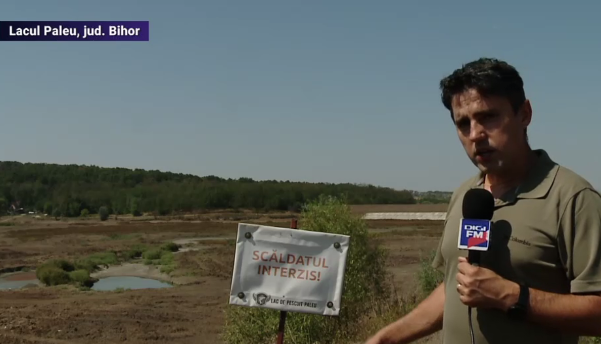 În Bihor, un indiciu că a fost un lac este avertismentul cu „Scăldatul interzis”. 30 de milioane de metri cubi de apă au dispărut