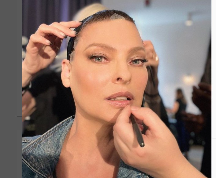 "Sapă o gaură în pieptul meu. Nu o să mor din asta". Linda Evangelista face dezvăluiri cutremurătoare despre lupta cu cancerul de sân