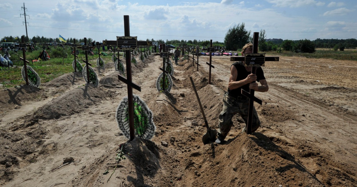 Bucha îngroapă cadavrele ucrainenilor care nu au putut fi identificați. Ce scrie pe crucile victimelor torturate de ruși