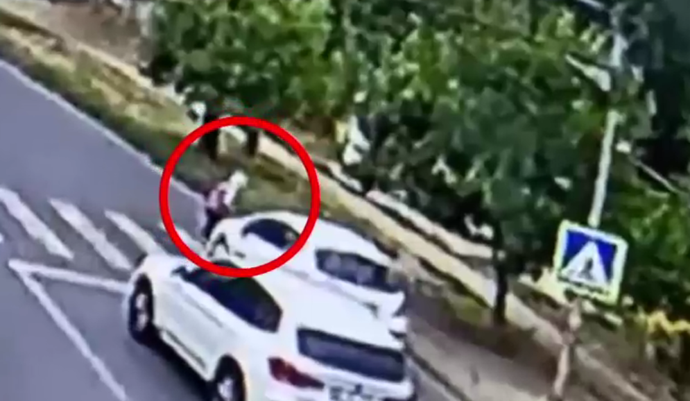 VIDEO. O femeie a murit după ce a fost lovită de o mașină pe trecerea de pietoni. La volan s-ar fi aflat un polițist de la rutieră