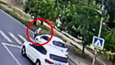 O femeie este lovită de mașină pe trecerea de pietoni.