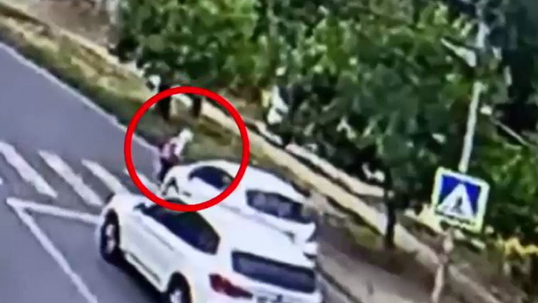 O femeie este lovită de mașină pe trecerea de pietoni.
