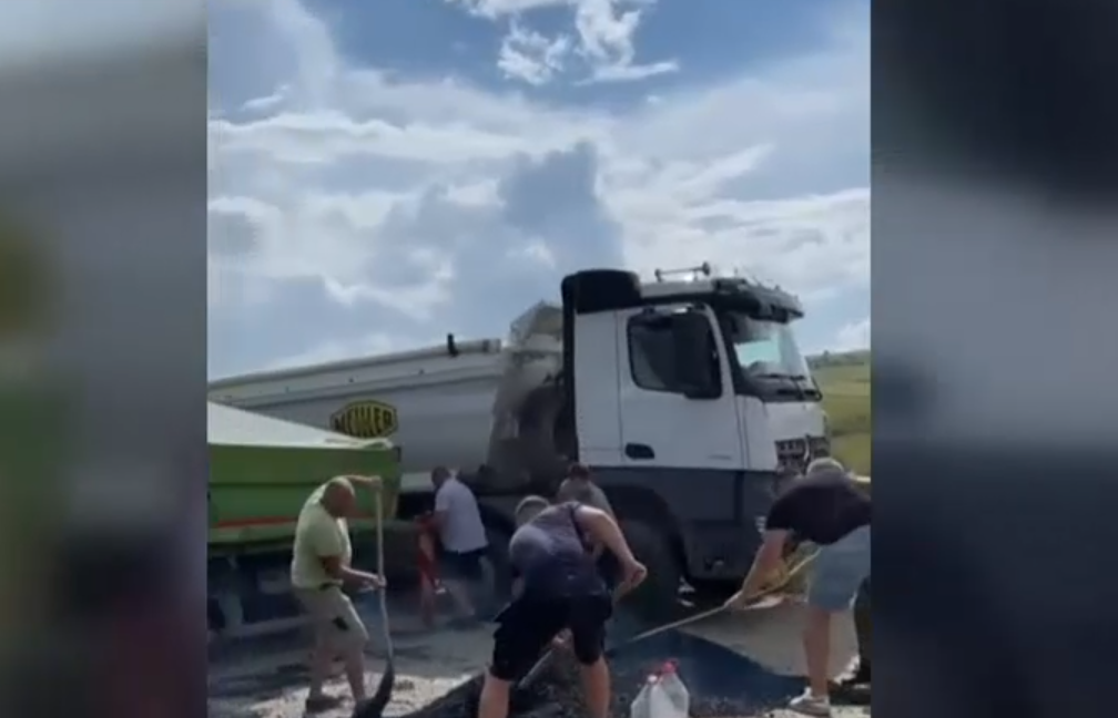 Localnicii unei comune au asfaltat, pe banii lor, drumul public. Primarul se dezice și spune că reia lucrările dar că nu se știe când