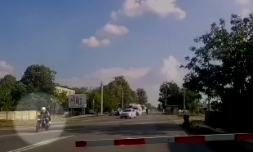 VIDEO. Motociclist urmărit de poliție, după ce a refuzat să oprească la semnalul agenților