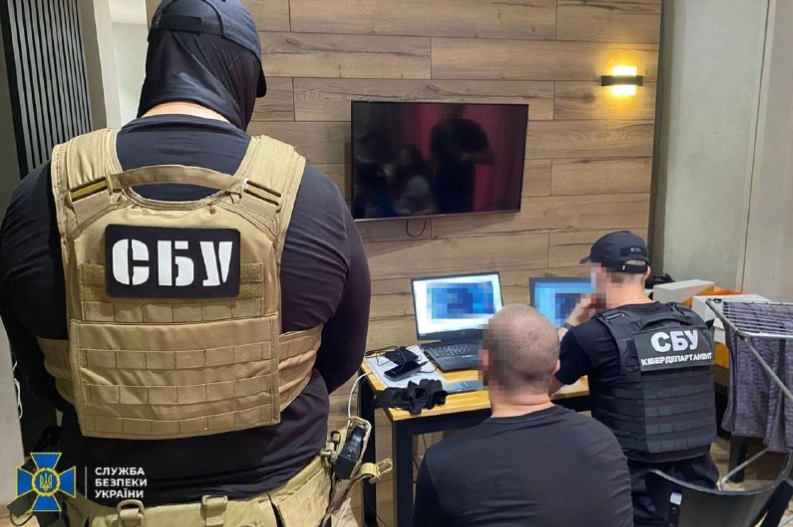 FOTO: SBU a găsit o cameră subterană în Kiev, folosită de hackeri ruși pentru atacuri cibernetice