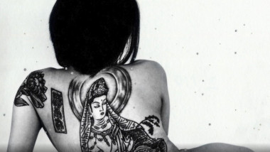 femeie din yakuza fotografiata din spate cu tatuaj