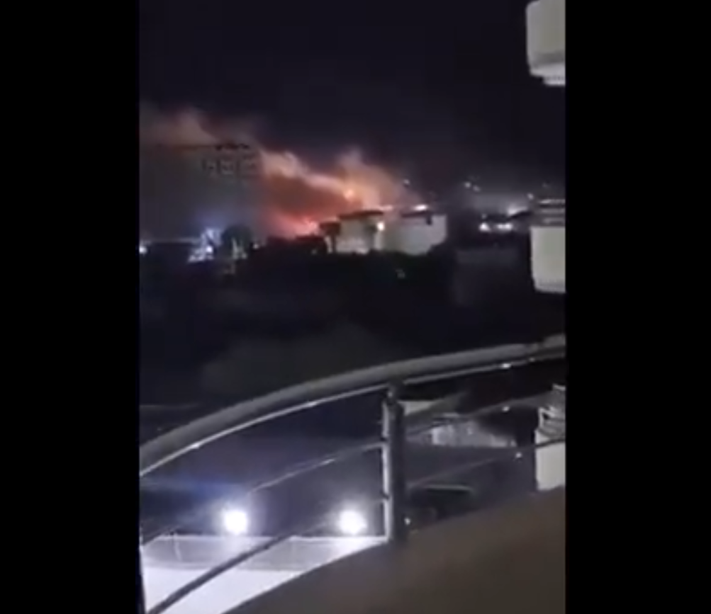 „Avem controlul și împușcăm pe toată lumea”. Teroriștii Al-Shabab au atacat un hotel din Somalia și se luptă cu poliția și armata