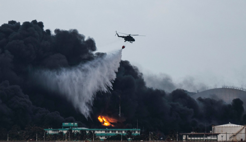 Elicopter cu apă care încearcă să stingă un incendiu