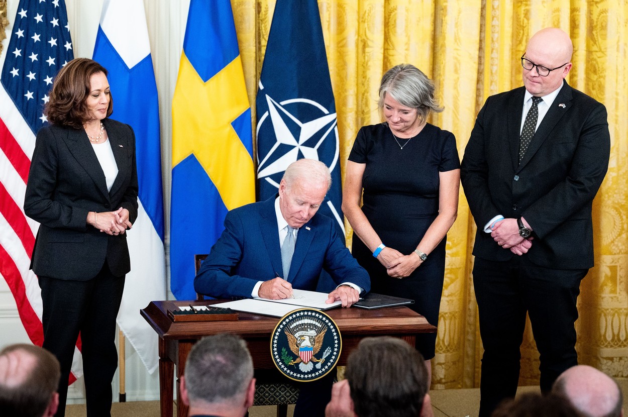 Joe Biden a semnat protocoalele de aderare la NATO a Finlandei și Suediei