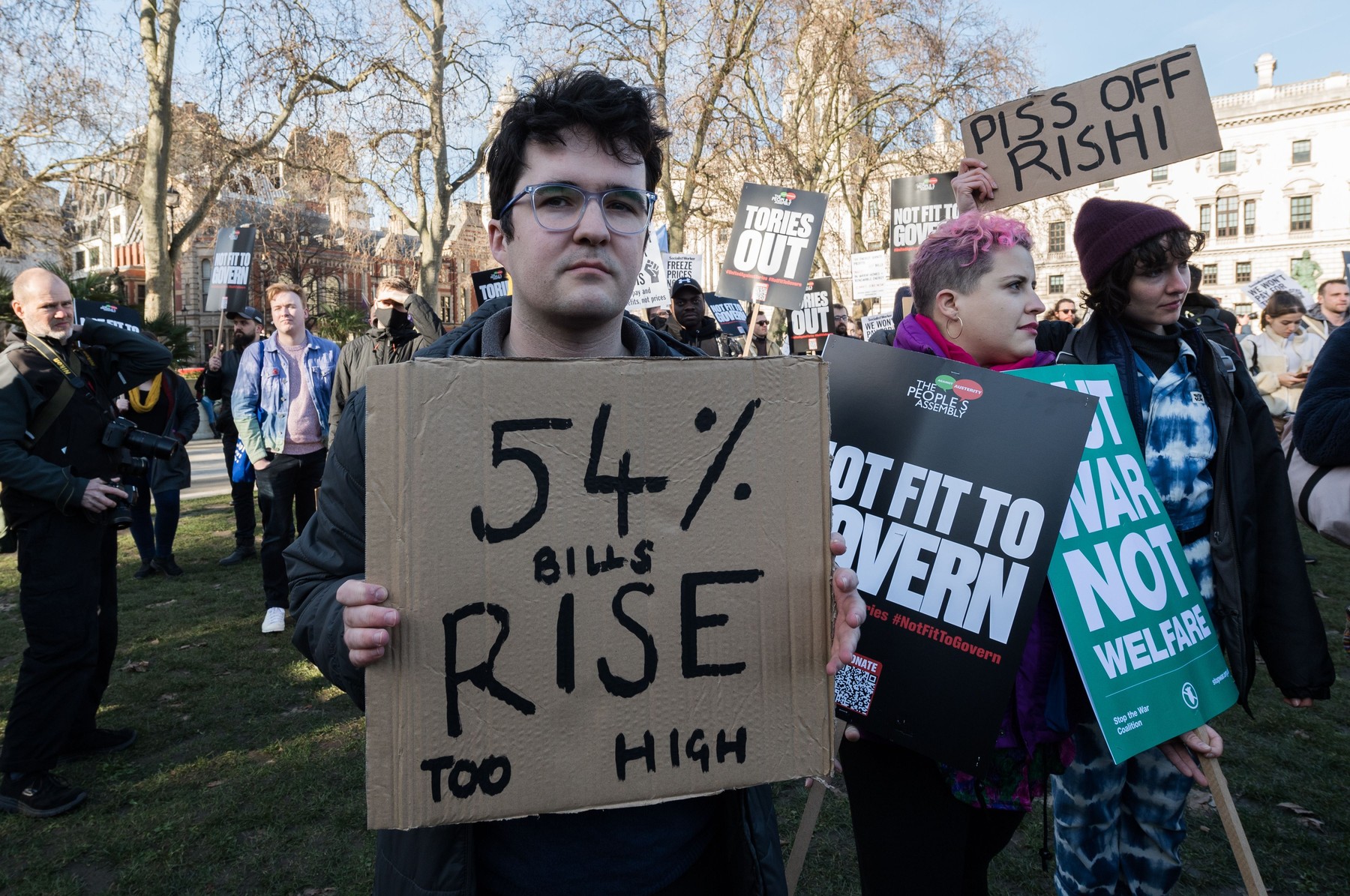 O treime dintre britanici trebuie să aleagă între mâncare și încălzire. Facturile la energie vor depăși 4.200 de lire sterline pe an