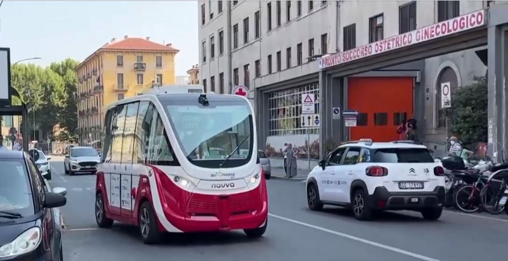 Cum arată transportul în comun al viitorului? Italienii au testat la Torino un microbuz electric, dotat cu hărți 3D ale străzilor
