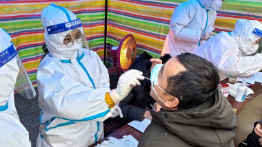 Testări contra virusului în China