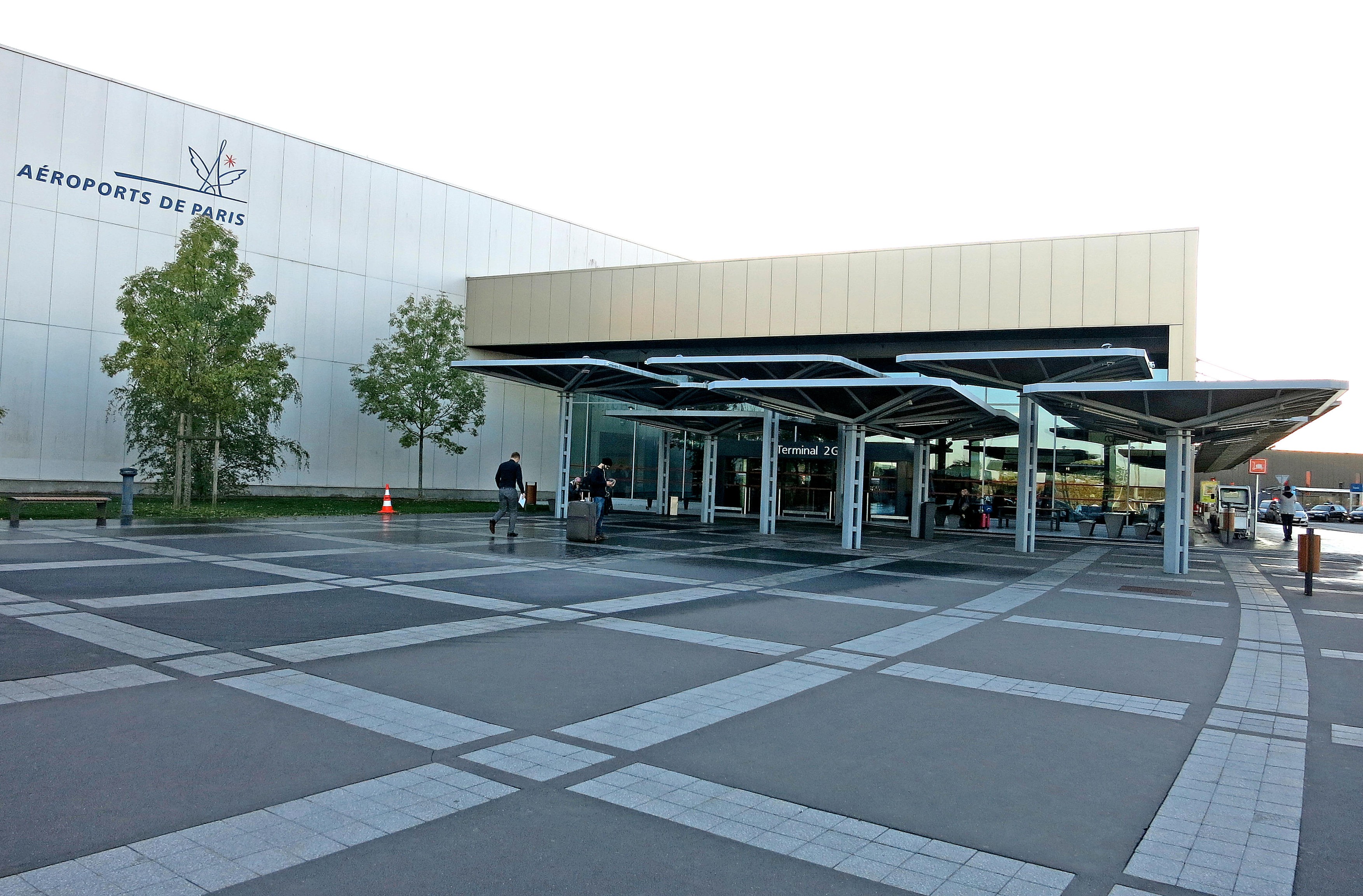 Un bărbat care a scos un cuţit pe aeroportul Charles de Gaulle din Paris a fost împuşcat de polițiști