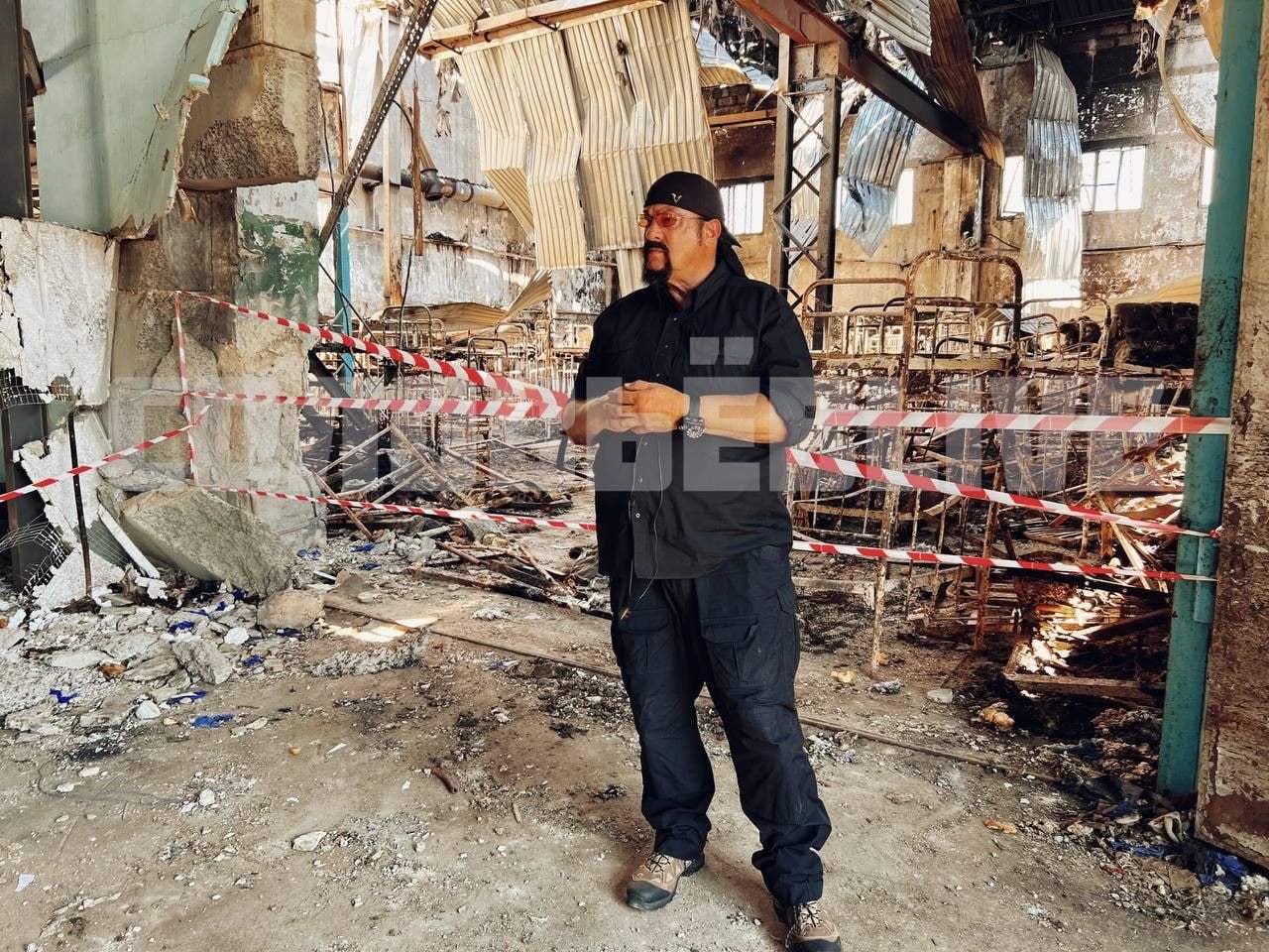 Steven Seagal, prieten cu Putin, s-a dus în Donbas să filmeze un documentar de propagandă