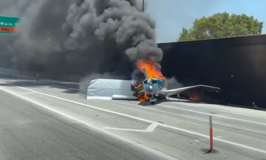 VIDEO. Incident aviatic pe o autostradă din SUA. Un avion de mici dimensiuni a lovit o camionetă după care a luat foc