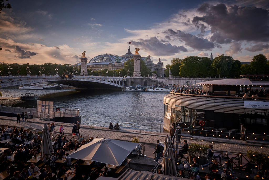 Turistă violată într-o toaletă publică din centrul Parisului, într-o „zonă foarte sigură”. Iubitul ei o aștepta afară
