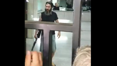 Un bărbat a luat ostatici angajaţii unei bănci din Beirut și a amenințat că își dă foc, pentru a-şi recupera banii din cont