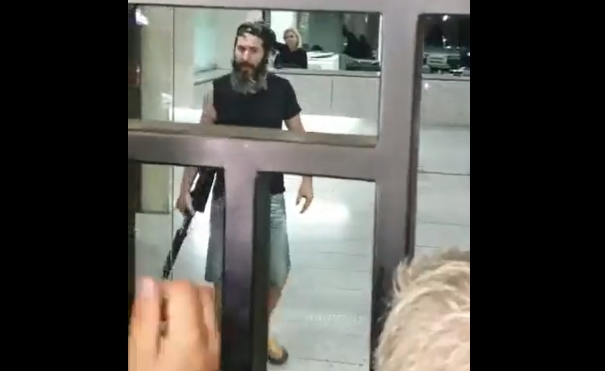 VIDEO Un barbat a luat ostatici angajaţii unei banci din Beirut si a amenintat ca isi da foc, pentru a-şi recupera banii din cont