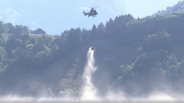 elicopter al armatei elvetiene care cara apa in munti