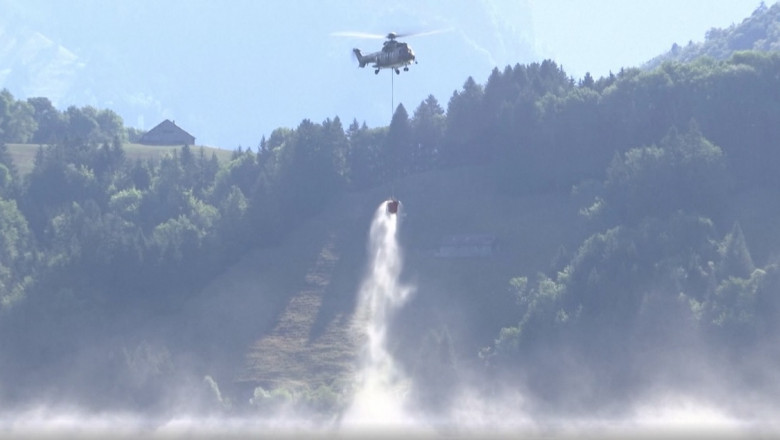 elicopter al armatei elvetiene care cara apa in munti