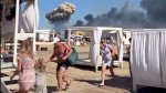 crimeea explozii turisti care fug plaja - captura video twitter