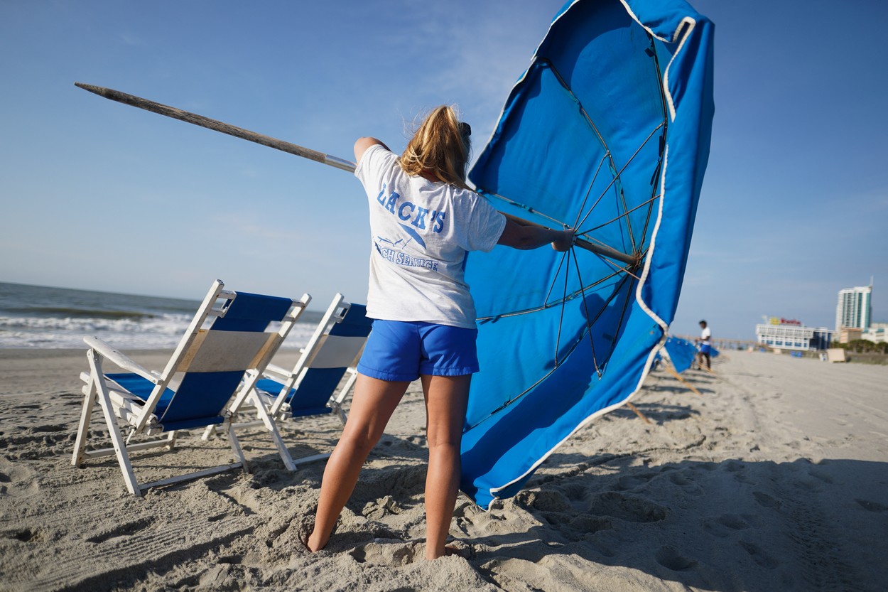 O femeie a murit, după ce o umbrelă de plajă luată de vânt i s-a înfipt în piept, în SUA