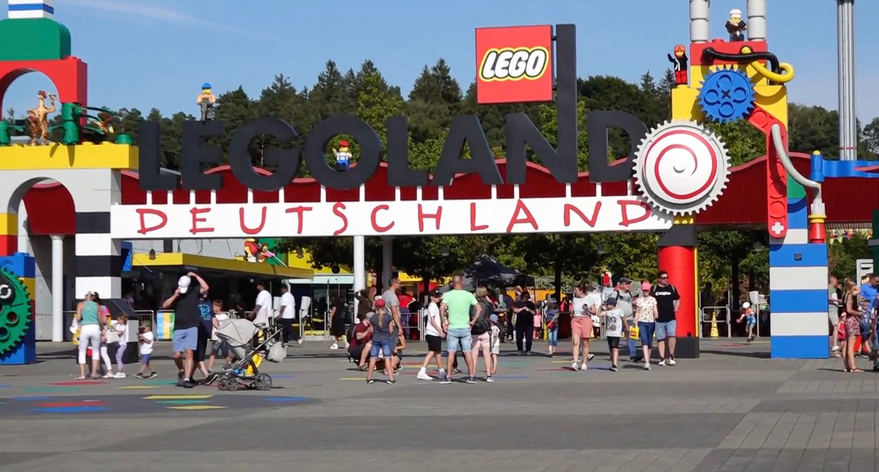 Zeci de răniți, după ce două trenuri rollercoaster s-au ciocnit în parcul Legoland din Germania