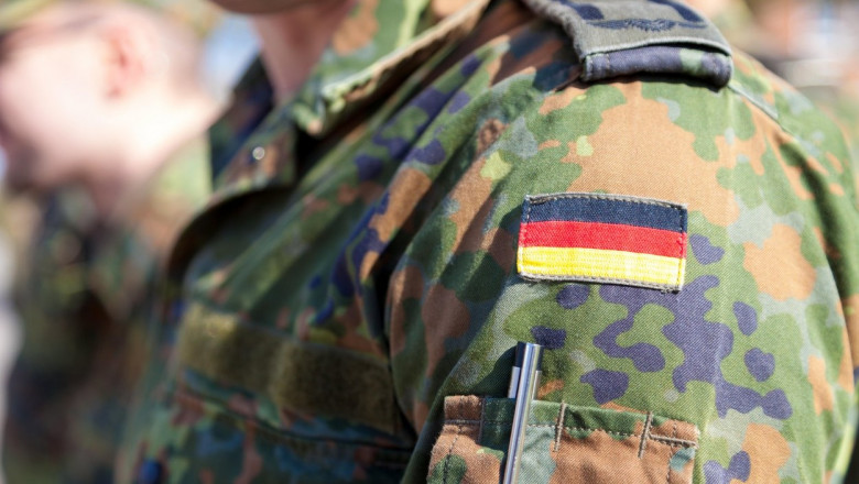steagul germaniei pe o emblema pe uniforma militara