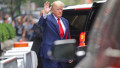 Donald Trump face cu mâna la intrarea într-o mașină