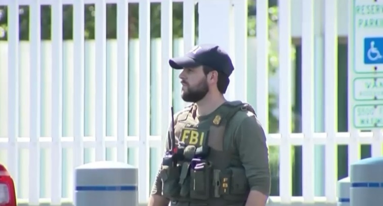 Un susținător al lui Trump a fost ucis după ce a intrat înarmat într-un sediu FBI. El îi îndemnase pe americani "să fie gata de luptă"