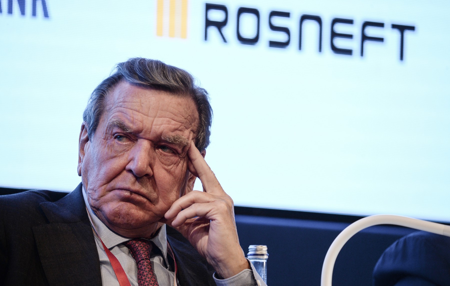 Nou scandal în Germania după ce Schroeder a mâncat caviar la ambasada Rusiei cu șefii AfD și cu fostul lider comunist al RDG