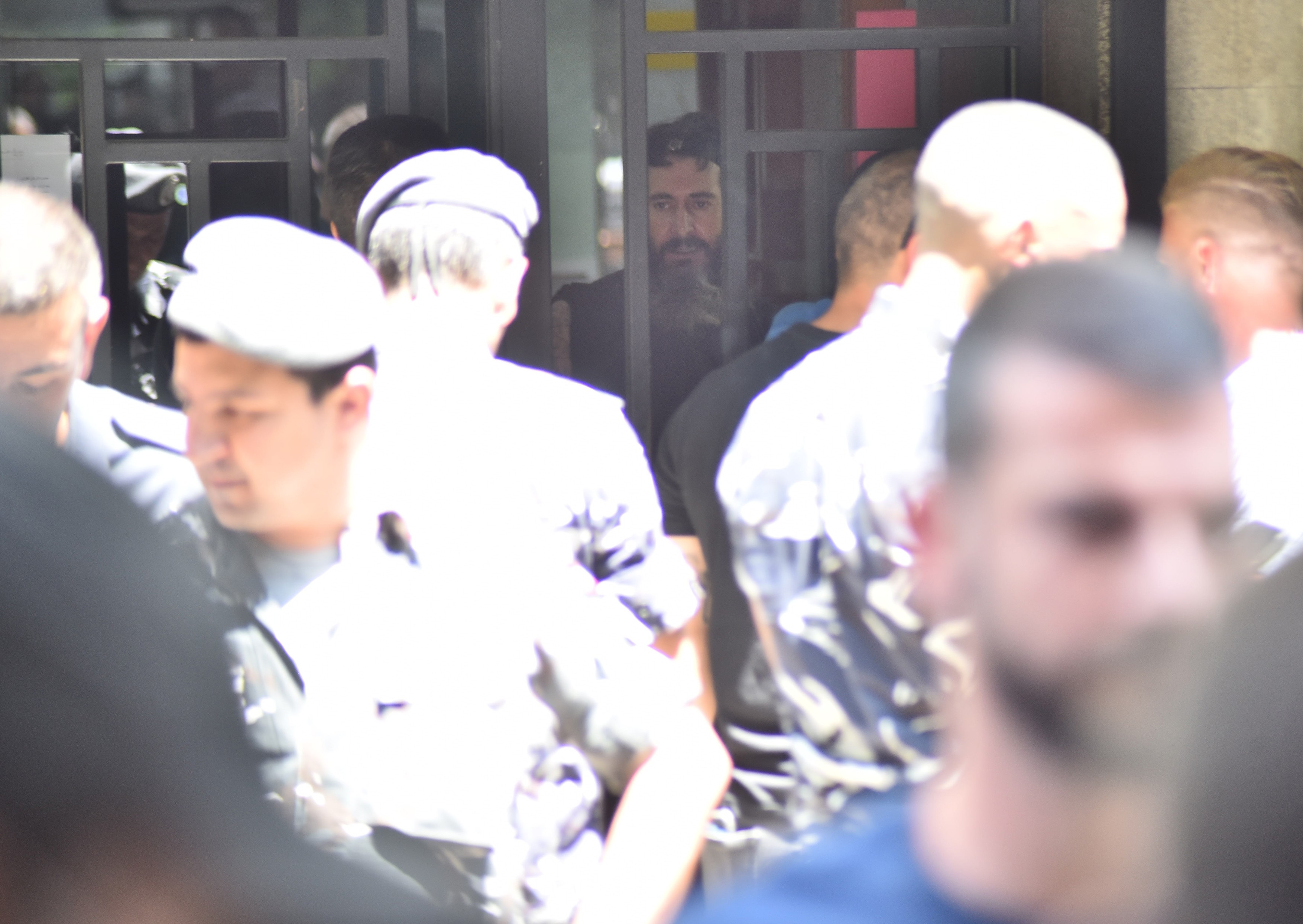 Bărbatul care a luat ostatici la o bancă din Beirut pentru a-și retrage banii din cont a fost primit cu aplauze: „Ești un erou”