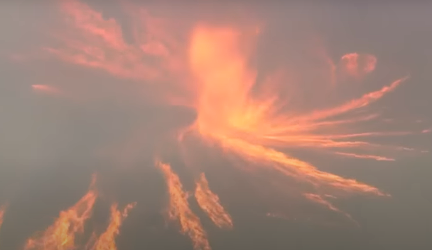 Un fenomen rar denumit "tornadă de foc" s-a produs în timpul unui incendiu de vegetație din California