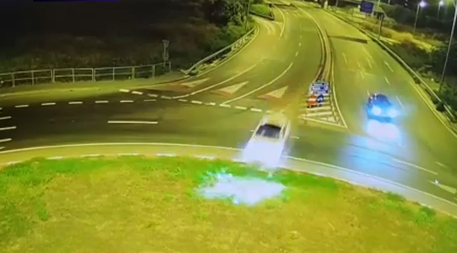 O mașină a sărit peste un sens giratoriu din Constanța, a ajuns într-o benzinărie și a luat foc. Imagini de pe camera de supraveghere