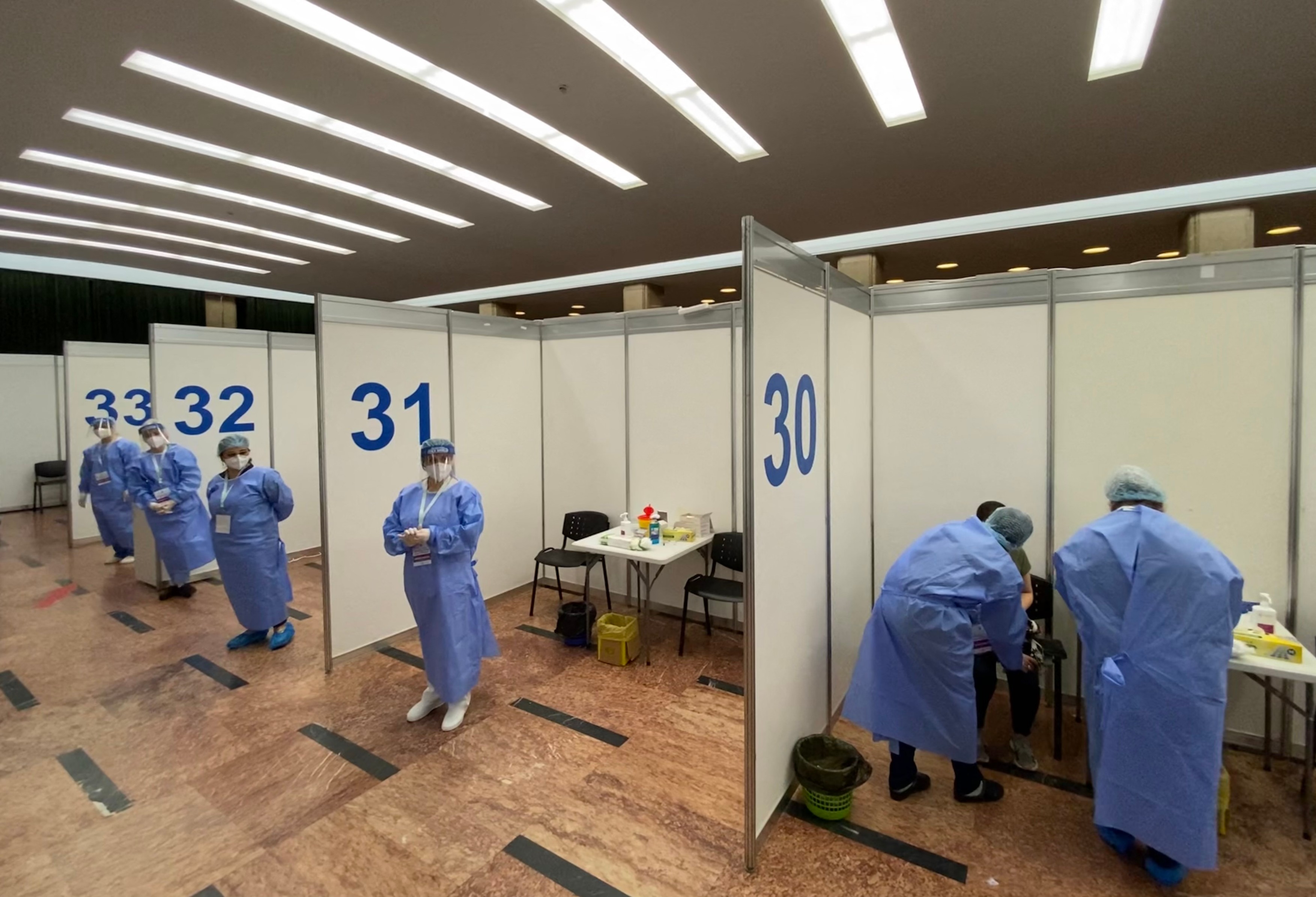 Vrei să te vaccinezi cu doza 4? Sună un prieten. Sau, preferabil, cinci. „Ministerul Sănătății s-a spălat pe mâini”