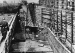 Westberl. Polizist patrouilliert an Mauer